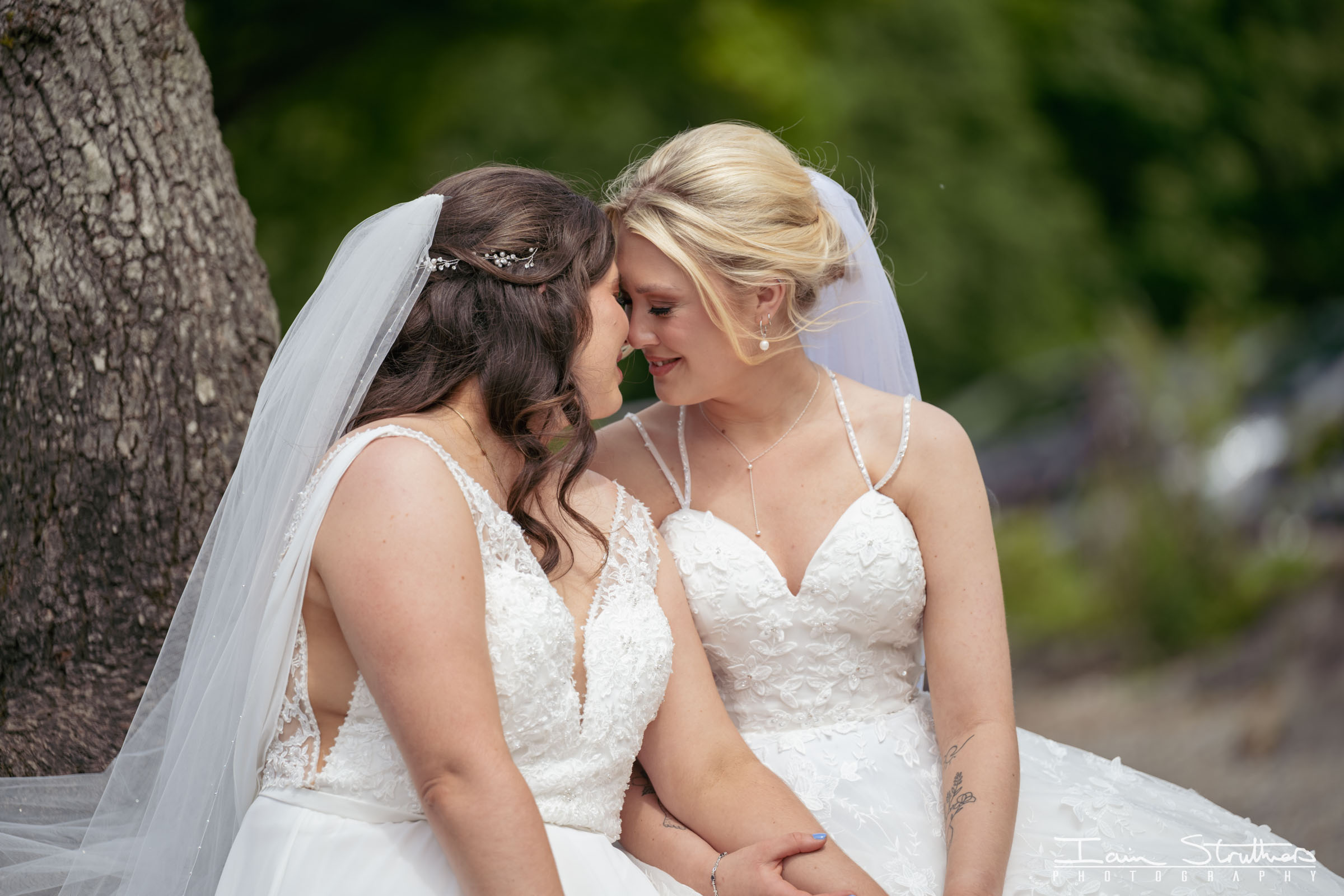 Laura & Lauren wedding photograph 23